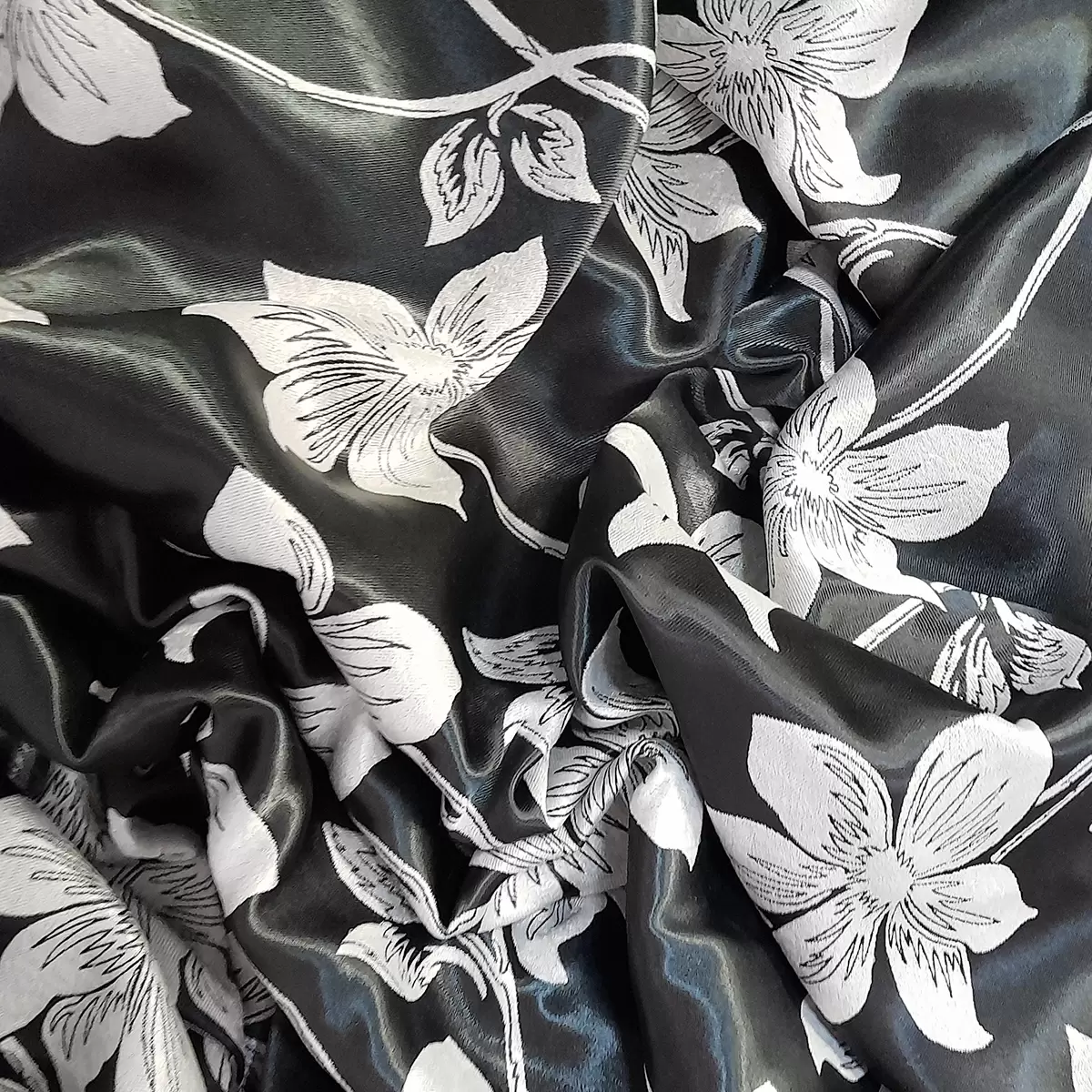 Perdea alba cu flori albe si negre (exista draperie pereche, cu codul 304-D)